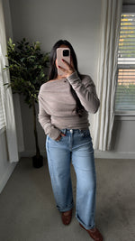 Load image into Gallery viewer, Evelyn Off-Shoulder Top
