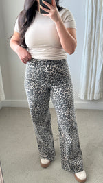 Load image into Gallery viewer, Leopard Straight Legged Pants
